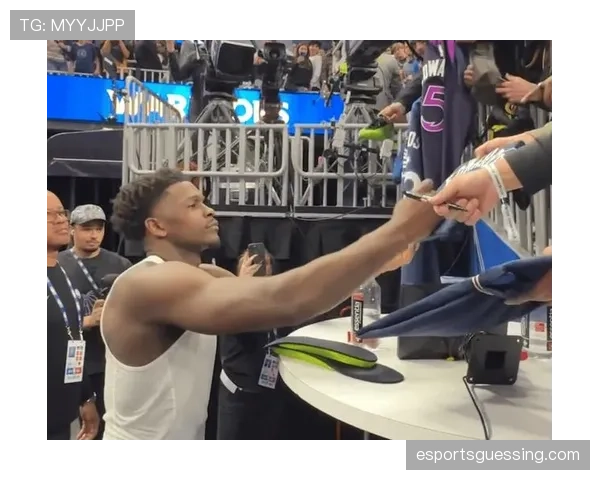 特写：场边小球迷成功接住爱德华兹砸向观众的球，获赠签名球鞋